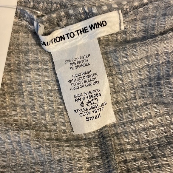 Caution to the wind womens top color grey & white size small - Picture 8 of 8